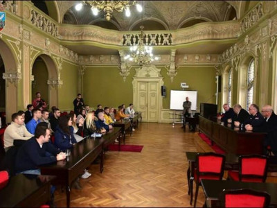 Studenti Pravnog fakulteta i FIMEK-a posetili su Policijsku upravu Zrenjanin i Gradsku upravu Zrenjanin